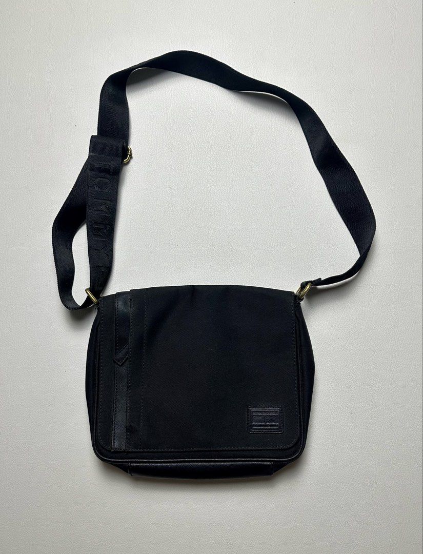 TOMMY HILFIGER Sling (Category: Sling Bags) located in General Santos City (Dadiangas). Submitted by uragon.apparel (Listing ID 1469755447, Image 1). Description: .
