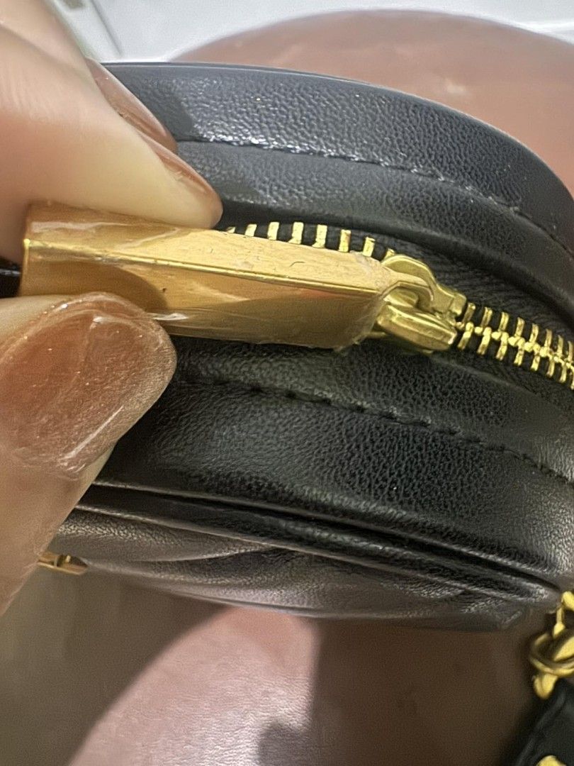 Tory Burch Kira Chevron (Category: Cross-body Bags) located in Angeles City. Submitted by shaneyykcloset. (Listing ID 1469757232, Image 2). Description: Tory Burch Kira Chevron Small Camera Bag in Black 🖤 perfect for everyday look Barely worn, 100% Authentic Money back if not guaranteed on hand ready to ship condition 8.5/10 p.s bakasyon lang po sa Pinas Selling my preloved bags in good condition pretty in person no scratch po pm lang po.