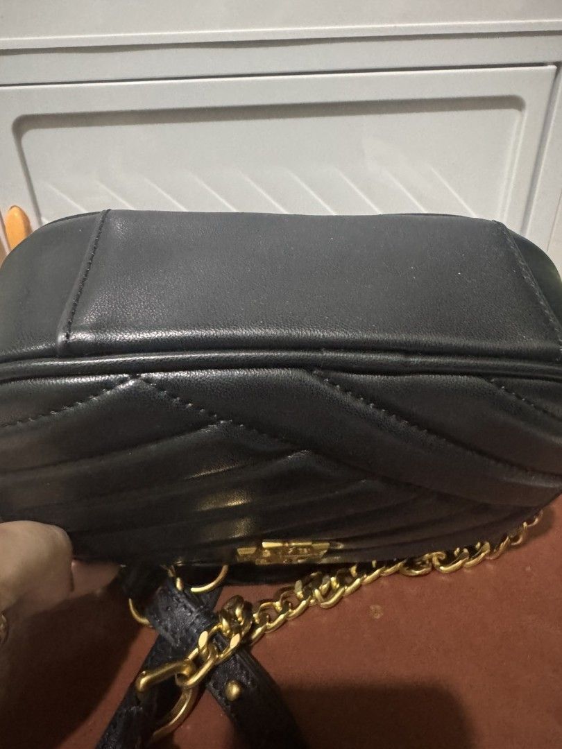 Tory Burch Kira Chevron (Category: Cross-body Bags) located in Angeles City. Submitted by shaneyykcloset. (Listing ID 1469757232, Image 3). Description: Tory Burch Kira Chevron Small Camera Bag in Black 🖤 perfect for everyday look Barely worn, 100% Authentic Money back if not guaranteed on hand ready to ship condition 8.5/10 p.s bakasyon lang po sa Pinas Selling my preloved bags in good condition pretty in person no scratch po pm lang po.
