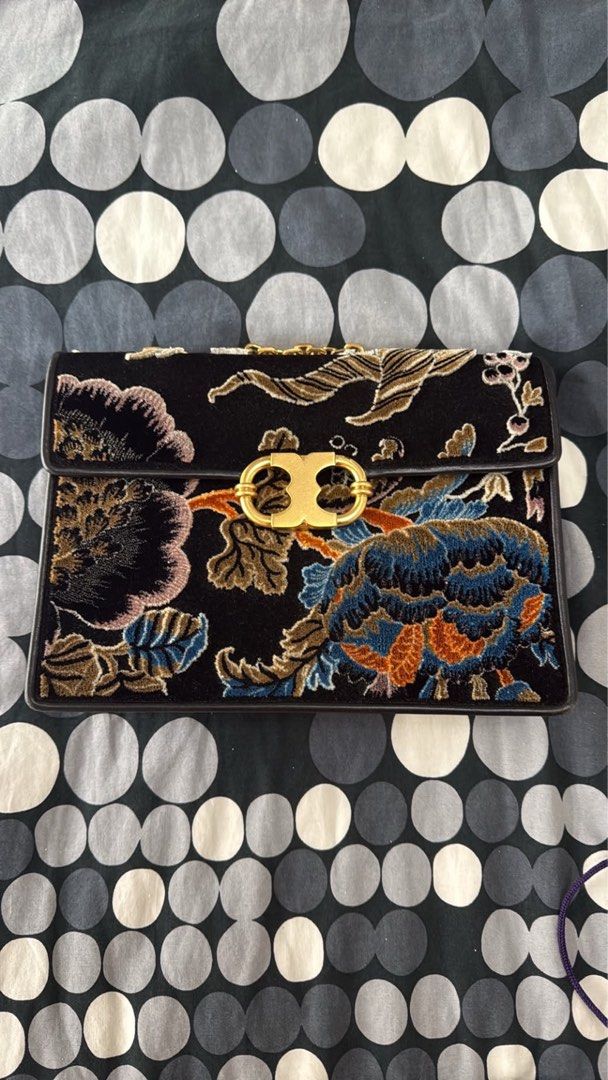 Tory burch velvet chain bag printed (Category: Luxury Bags & Wallets) located in Makati City. Submitted by nmvs1 (Listing ID 1469582613, Image 2). Description: Tory burch velvet bag Gold hardware chain shoulder bag can be lengthened to sling bag style Comes with dustbag With edge scuffs.