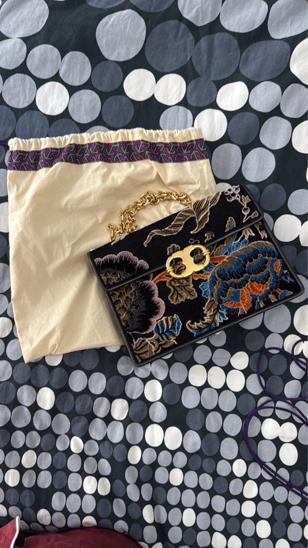Tory burch velvet chain bag printed (Category: Luxury Bags & Wallets) located in Makati City. Submitted by nmvs1 (Listing ID 1469582613, Image 3). Description: Tory burch velvet bag Gold hardware chain shoulder bag can be lengthened to sling bag style Comes with dustbag With edge scuffs.