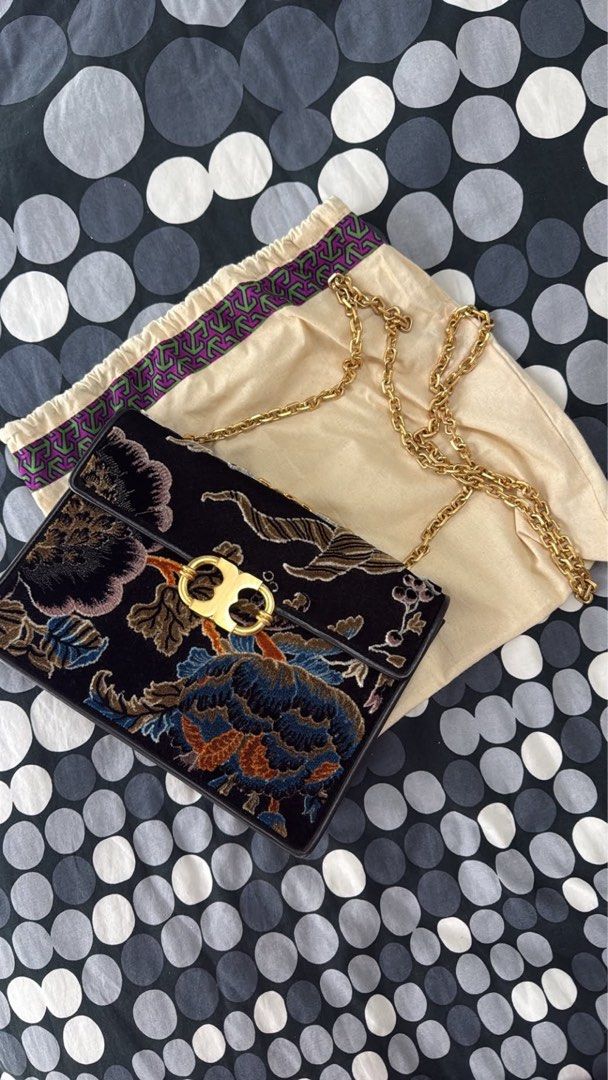 Tory burch velvet chain bag printed (Category: Luxury Bags & Wallets) located in Makati City. Submitted by nmvs1 (Listing ID 1469582613, Image 1). Description: Tory burch velvet bag Gold hardware chain shoulder bag can be lengthened to sling bag style Comes with dustbag With edge scuffs.