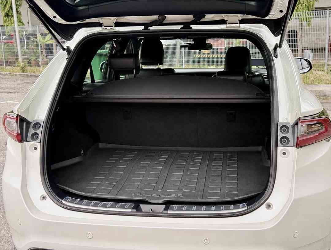 Toyota Harrier 2.0 Premium Turbo (A) (Category: Used Cars) located in Singapore. Submitted by carousell_certified_partners (Listing ID 1469632047, Image 3). Description: Immaculate pristine condition with low depreciation in the market! Regularly serviced by an authorized workshop and meticulously maintained. View to believe! Drive with added peace of mind with a lifetime engine warranty included. All trade-ins welcome. Bank and in-house loan ava