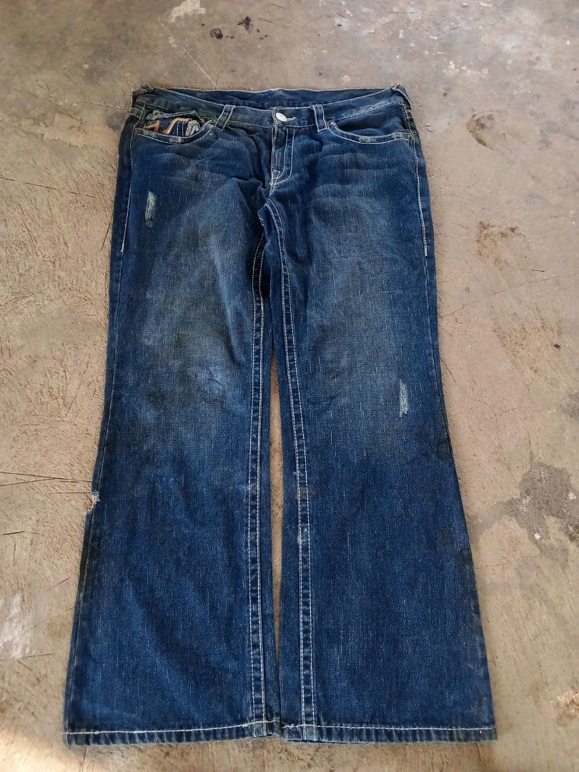True religion super baggy (Category: Jeans) located in Manila. Submitted by tcbukay_zxc25 (Listing ID 1469757498, Image 2). Description: true religion super baggy size 40 big size good condition issue hole stain dumi.