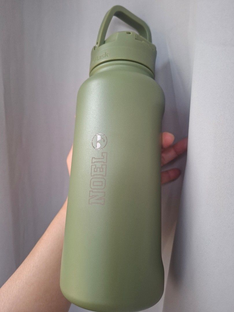 Tumbler aquaflask (Category: Water Bottles & Tumblers) located in Cavite. Submitted by eunha.fnds (Listing ID 1469640328, Image 1). Description: RFS : AYAW NG KULAY ISSUE WITH ENGRAVED NAME , takpan nlng sticker 32 oz oct 21 binili.