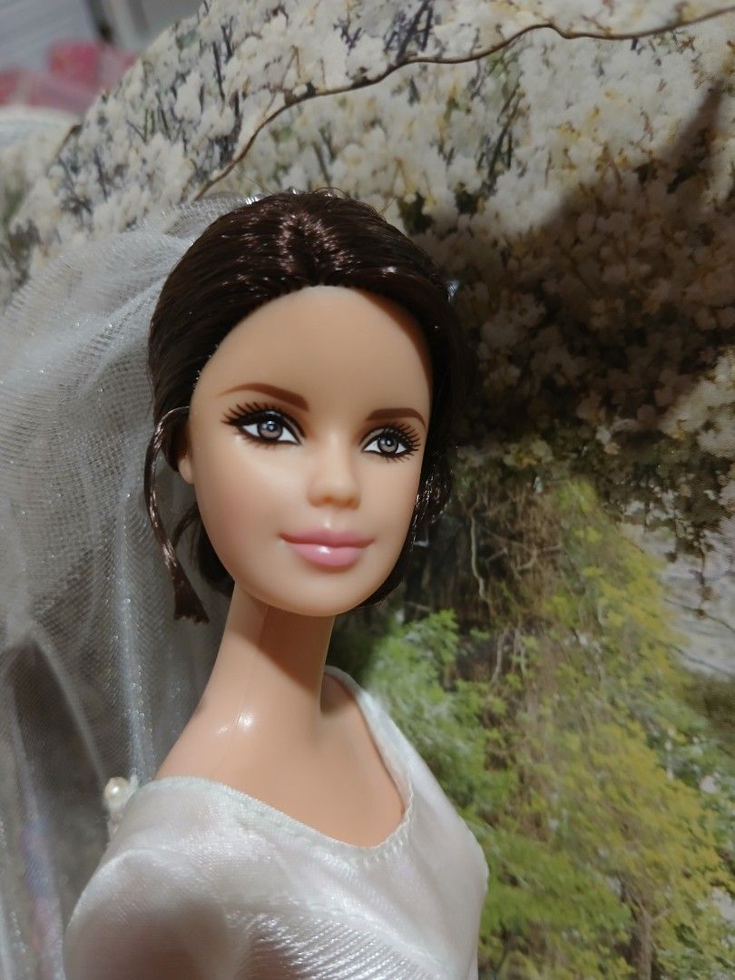 Twilight Bella Swan Wedding Barbie Doll (Category: Figurines & Statues) located in Subic. Submitted by frncnjntmr22 (Listing ID 1469749830, Image 3). Description: ootb with back can include box but already yellow.
