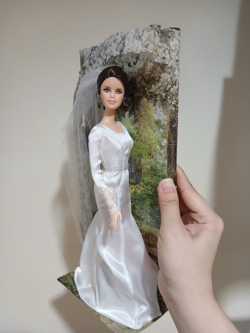 Twilight Bella Swan Wedding Barbie Doll (Category: Figurines & Statues) located in Subic. Submitted by frncnjntmr22 (Listing ID 1469749830, Image 2). Description: ootb with back can include box but already yellow.