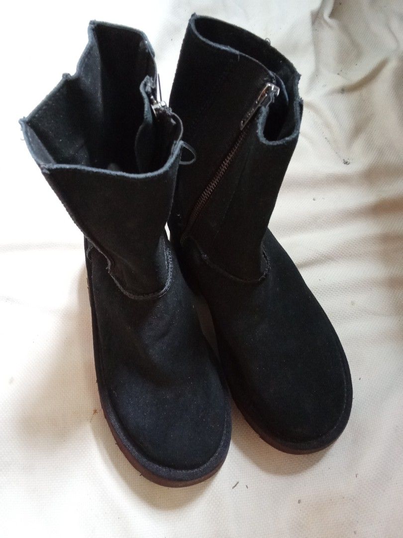 UGG Classic Twin Seam New Heights' ankle boots (Category: Boots) located in Meycauayan. Submitted by midori021 (Listing ID 1469722030, Image 3). Description: no flaws 37eur perfect for casual and everyday wear.