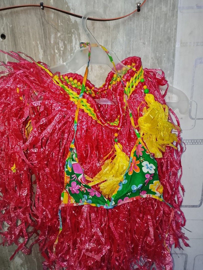 Hawaiian Costume (Category: Babies & Kids Fashion) located in Manila. Submitted by tindahanniatelizcehl (Listing ID 1469585006, Image 3). Description: U.N Hawaiian Costume (Girl) Kasya 6 years old Twice nagamit matagal natambak Ayusin na lang po linisin at dadagdagan niyo na lang accesories🙂 Location: Near Pritil Market.