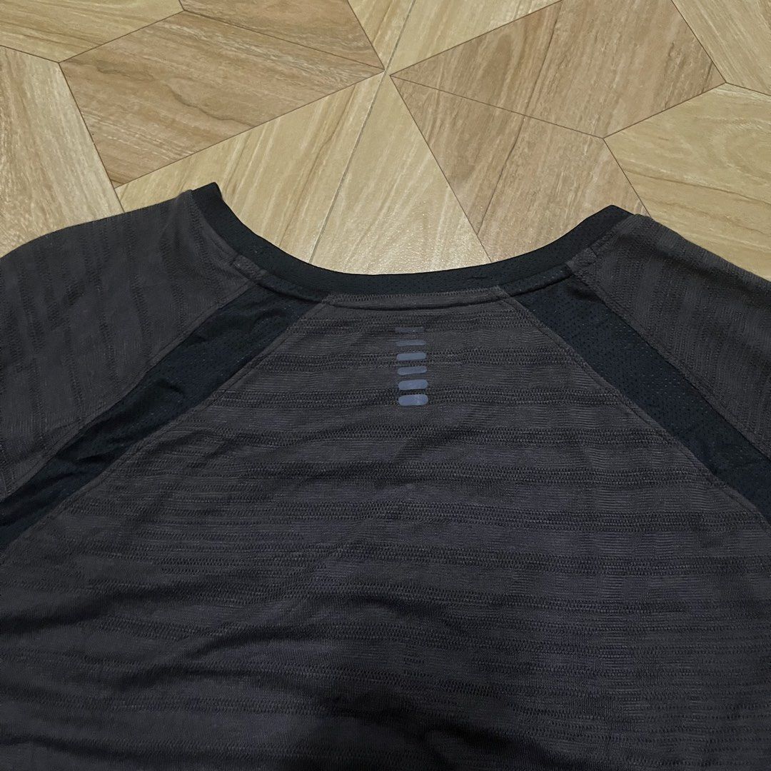 Under Armour Compression shirt (Category: Activewear) located in Cavite. Submitted by sacmaestro444 (Listing ID 1469691081, Image 3). Description: XL on tag 24x27 print good condition overall good condition.