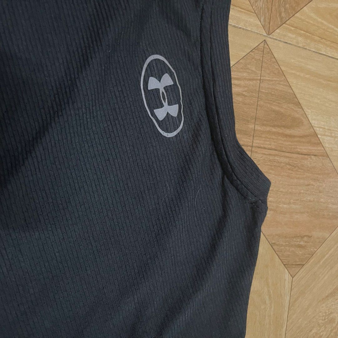 UNDER ARMOUR heatgear shirt (Category: Activewear) located in Cavite. Submitted by sacmaestro444 (Listing ID 1469689805, Image 3). Description: medium on tag 18x25 good condition minimal hairline in logo overall good condition.