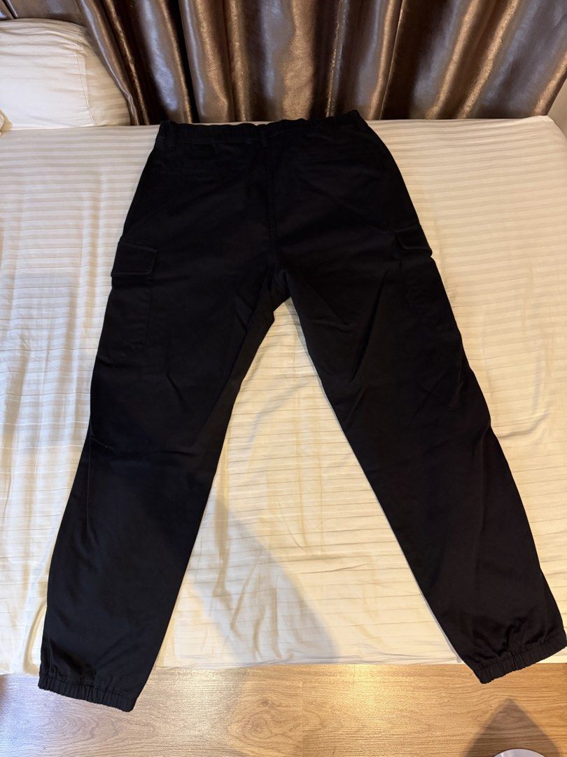 Uniqlo Black Cargo Pants Size M (Category: Trousers) located in Muntinlupa City. Submitted by golf823 (Listing ID 1469687198, Image 2). Description: - Brand: Uniqlo - Item: Black Cargo Pants - Size: M (Waist: 76-84cm) - Material: 98% cotton, 2% spandex (Pocket lining: polyester-cotton blend) - Features: Elastic ankle cuffs, multiple utility pockets - Condition: Clean and well-maintained everyday staple.