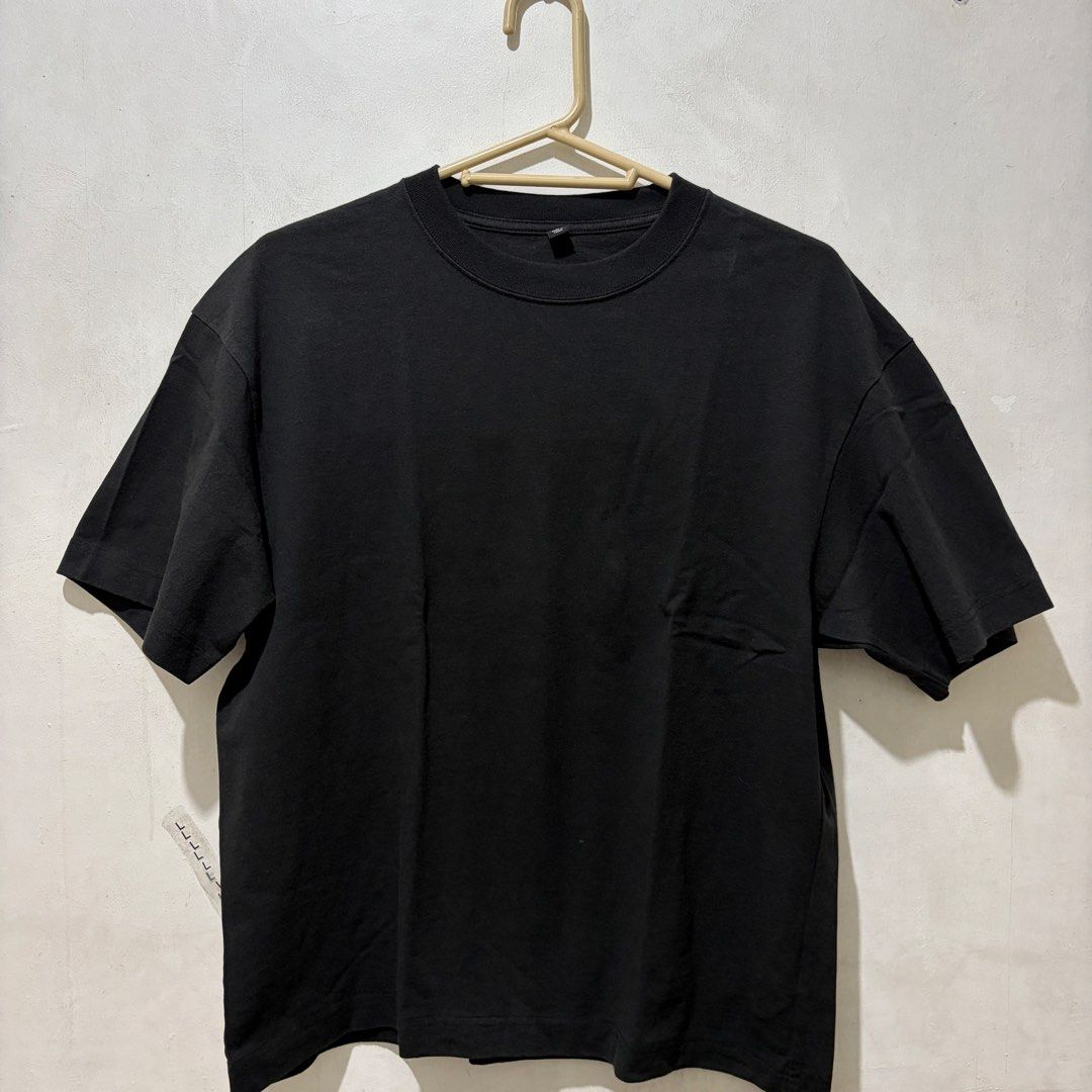 Uniqlo Boxy Cropped T-Shirt Medium (Category: Tshirts & Polo Shirts ) located in Manila. Submitted by heyadia (Listing ID 1469610158, Image 3). Description: BLACK - BRAND NEW - MEN'S SIZE TAKE 2 FOR 500 TAKE 1 FOR 300 - Brand: Uniqlo - Condition: Brand new with tags (Size M) - Colors available: Solid Black and White - Material: 100% soft and breathable cotton - Fit: Regular fit with classic crew neckline RFS: Wrong size.