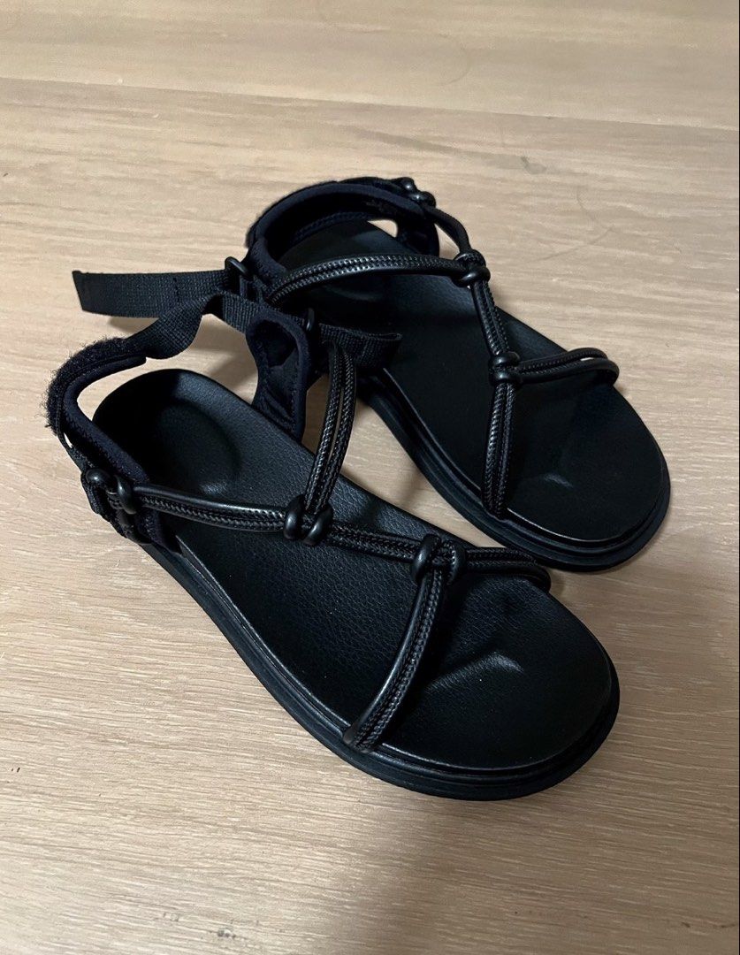 Uniqlo C Black Rope Strap Sandals (Category: Flats & Sandals) located in Manila. Submitted by totiitot (Listing ID 1469717964, Image 2). Description: Brand: Uniqlo C Color: Sleek Black Size: L (fits 39-40 W) Design: Minimalist rope strap with adjustable velcro heel closure Comfort: Flat cushioned sole, ideal for daily walking Style: Clean look, versatile for sunny days and casual strolls BRAND NEW 💛.
