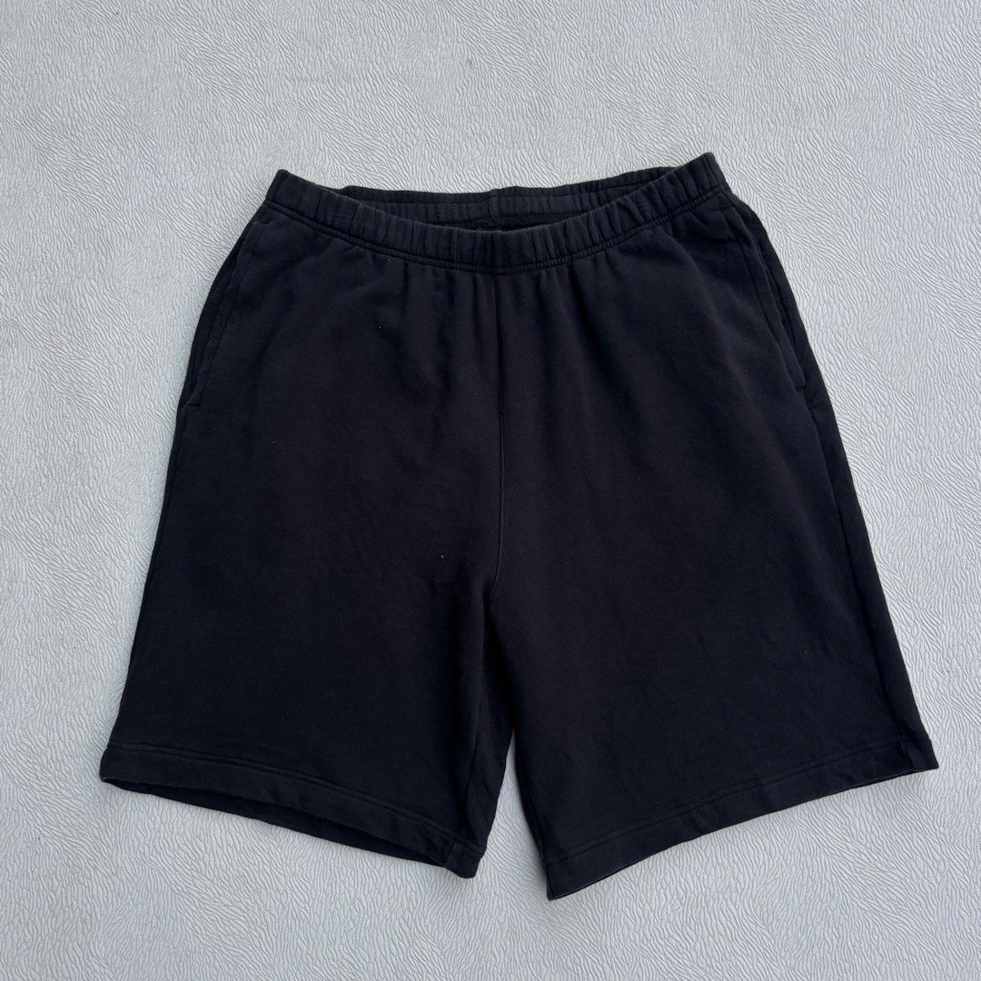 Uniqlo Cotton Shorts (Category: Shorts) located in Baybay. Submitted by thrift.ed2023 (Listing ID 1469627227, Image 1). Description: Uniqlo Cotton Short 30” to 34” Waistline 24” Length No Issue Need Wash Good as New .