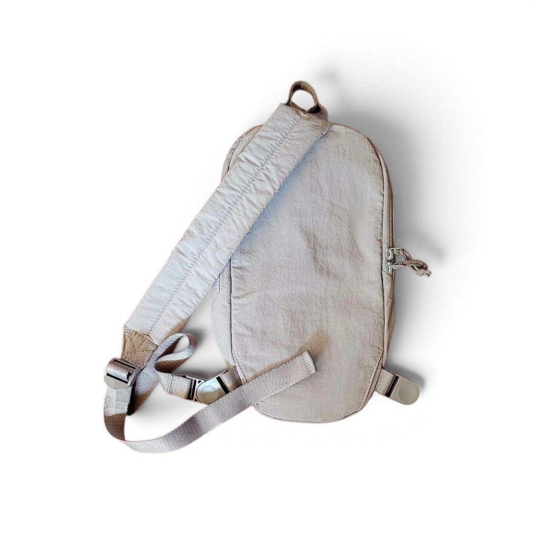 Uniqlo Crossbody Bag (Category: Belt bags, Clutches and Pouches) located in Manila. Submitted by 7100treasure.co (Listing ID 1469576955, Image 2). Description: As new Authentic.