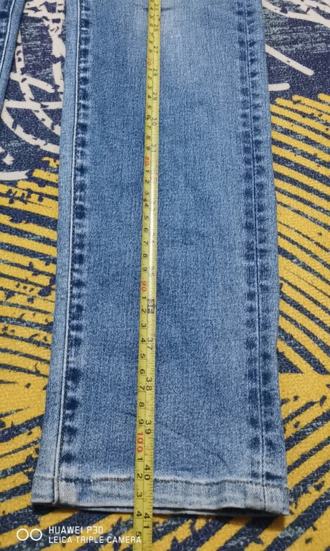 Uniqlo denim pants (Category: Jeans) located in San Jose. Submitted by thrift_ni_sir (Listing ID 1469702089, Image 2). Description: Excellent condition MOP gcash MOD j&t Add shipping fee.