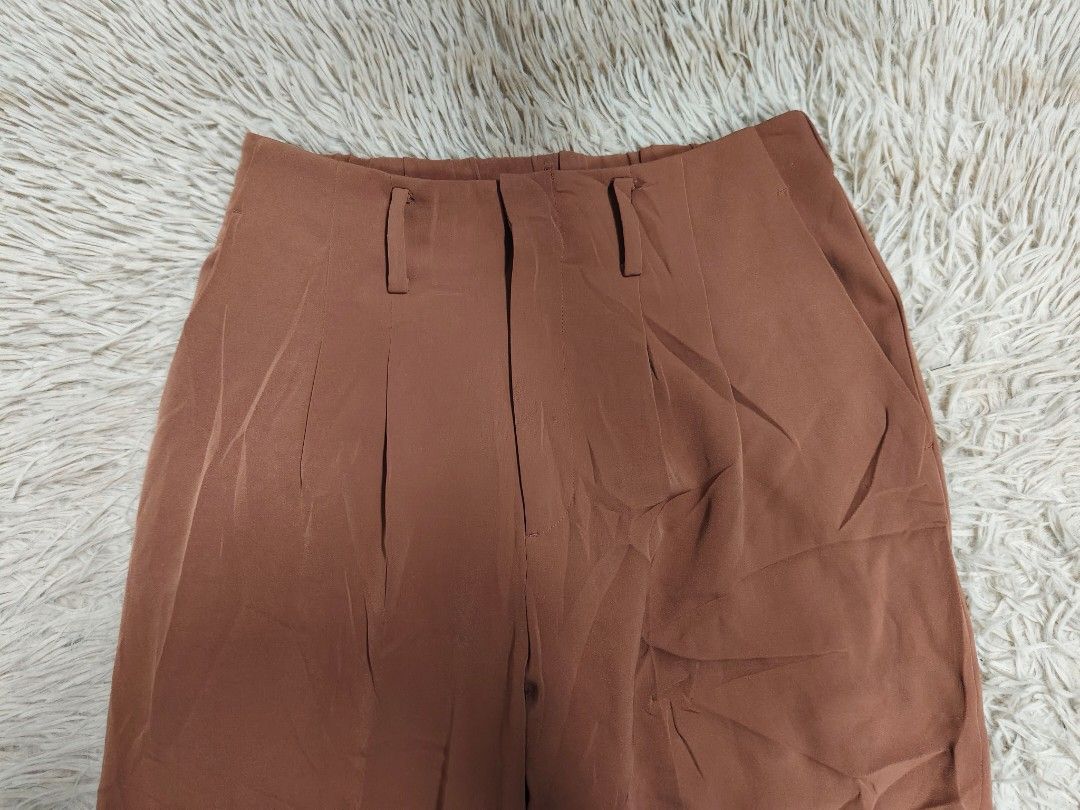 Uniqlo Drape Relaxed Tapered Ankle Pants (Category: Other Bottoms) located in Angeles City. Submitted by miss_independent01 (Listing ID 1469678148, Image 3). Description: Uniqlo Drape Relaxed Tapered Ankle Pants Width: 13.5 (Medium on tag) Length: 37.5 MOP: Gcash ✅ Mine Now, Pay Now ✅ First to Pay, Gets the Item 📍 PAMPANGA Courier: JnT 🚚🚚 PM 💌💌.