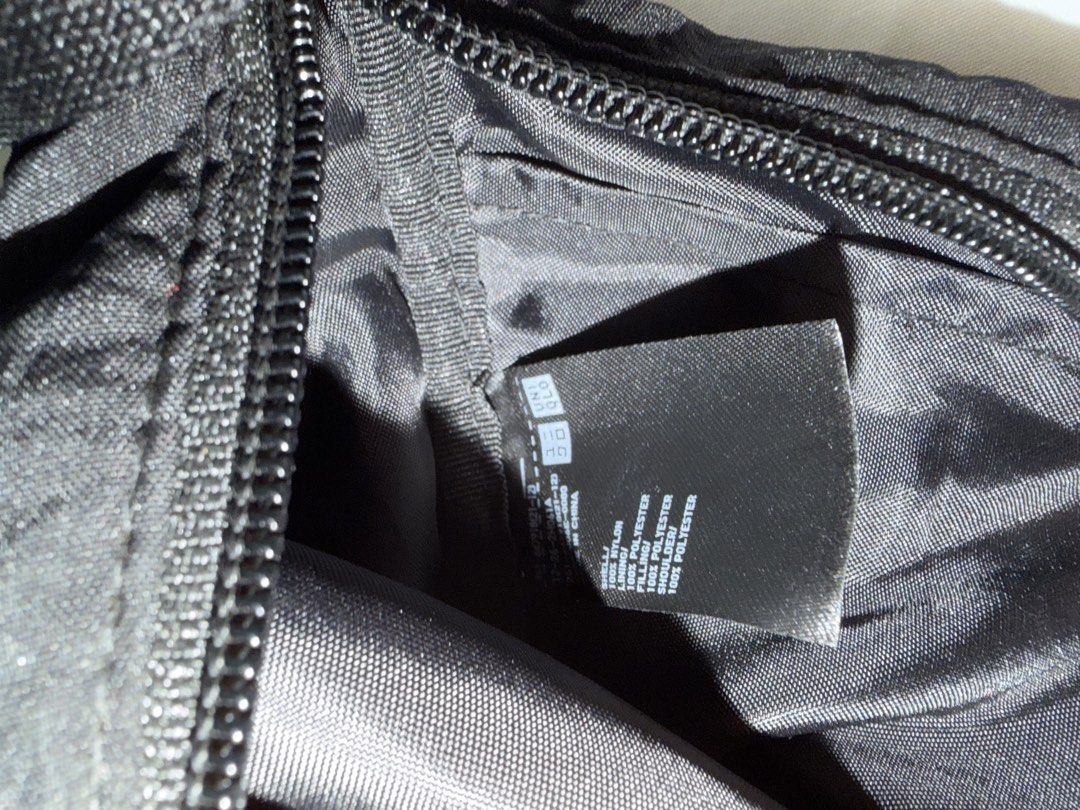 Uniqlo Dumpling Shoulder Bag Black (Category: Cross-body Bags) located in Las Pinas. Submitted by vashaina (Listing ID 1469711024, Image 2). Description: - Brand: Uniqlo - Color: Classic Black - Style: Dumpling mini shoulder bag / crescent shape - Material: Durable nylon with secure zipper closure - Features: Adjustable strap and handy interior slip pockets for easy organization - Use: Lightweight and very versatile daily carryall - AUTHENTIC .