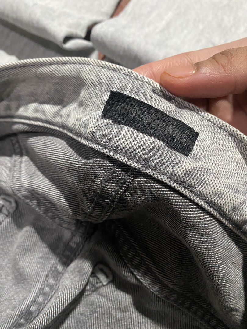 Uniqlo gray pants (Category: Jeans) located in Paracale. Submitted by marthtift_88marceloveri (Listing ID 1469711735, Image 2). Description: Authentic Like new Need wash No issue.