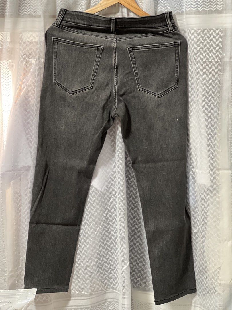 Uniqlo Grey Denim Jeans Size S (Category: Jeans) located in Pasig City. Submitted by morilove (Listing ID 1469588776, Image 3). Description: - Brand: Uniqlo - Color: Grey wash - Size: S (Waist: 68-76cm) - Fit: Slim fit with comfortable stretch fabric - Closure: Regular button and zip fly - Pockets: Classic 5-pocket styling - Material: Cotton-lyocell blend - Origin: Made in Vietnam - Condition: Clean, fresh, and ready to wear.
