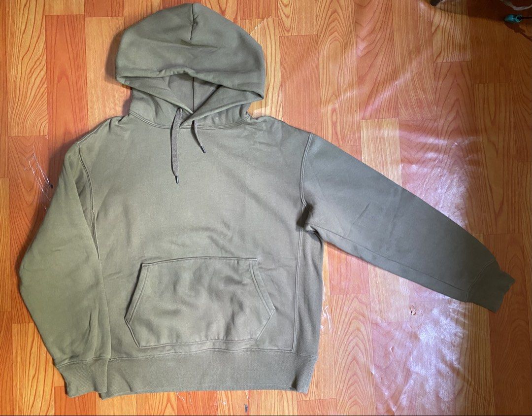 Uniqlo hoodie (Category: Hoodies) located in Cebu City. Submitted by jerianix (Listing ID 1469689475, Image 2). Description: Uniqlo hoodie Size medium W22 L25 Excellent condition No issues .