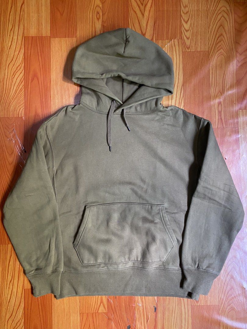 Uniqlo hoodie (Category: Hoodies) located in Cebu City. Submitted by jerianix (Listing ID 1469689475, Image 1). Description: Uniqlo hoodie Size medium W22 L25 Excellent condition No issues .