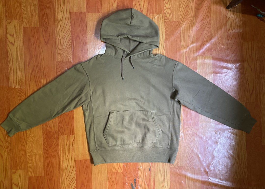 Uniqlo hoodie (Category: Hoodies) located in Cebu City. Submitted by jerianix (Listing ID 1469689475, Image 3). Description: Uniqlo hoodie Size medium W22 L25 Excellent condition No issues .