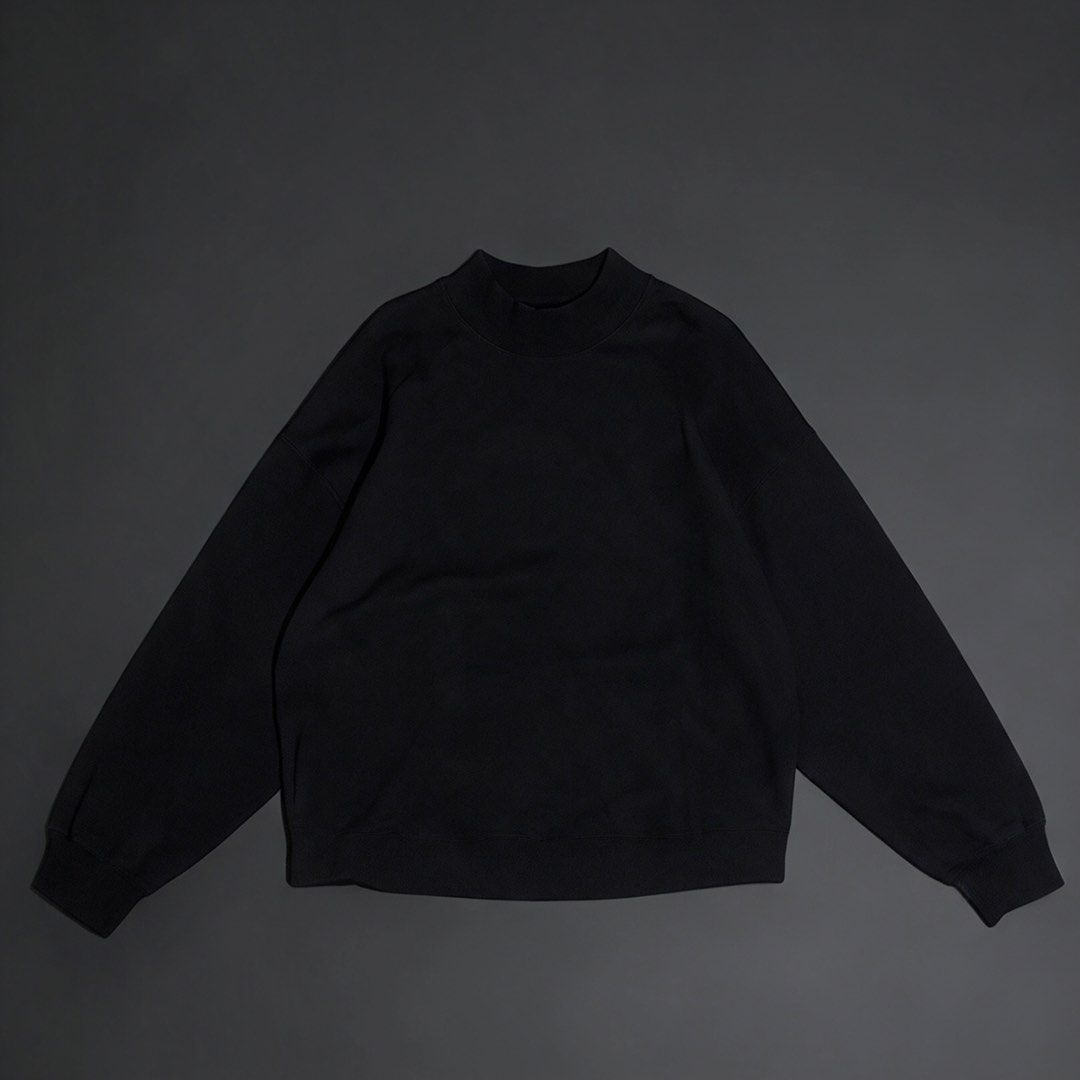 Uniqlo long-sleeve (Category: Coats, Jackets and Outerwear) located in Taguig. Submitted by amboyfiggah (Listing ID 1469724860, Image 1). Description: Uniqlo long-sleeve L on tag Fits M to L W: 21 L: 23.8 100% Cottons Excellent to as new Color: Dark gray Color rate: 9.5/10 No issue.