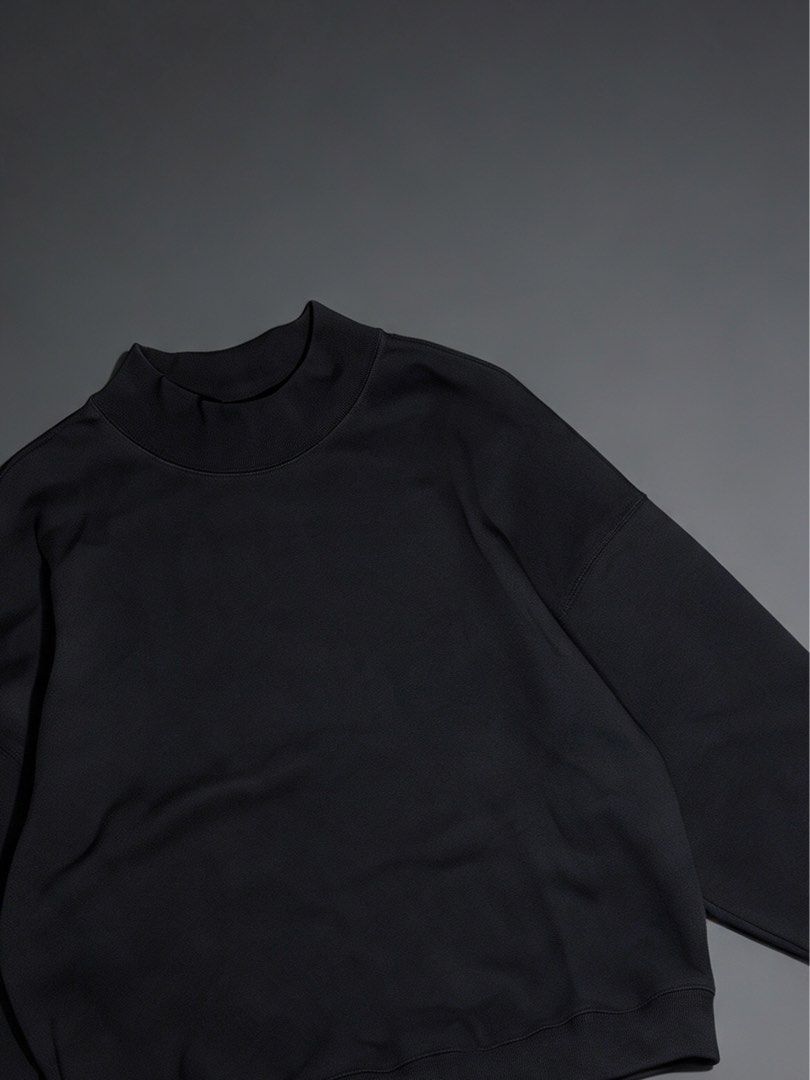 Uniqlo long-sleeve (Category: Coats, Jackets and Outerwear) located in Taguig. Submitted by amboyfiggah (Listing ID 1469724860, Image 2). Description: Uniqlo long-sleeve L on tag Fits M to L W: 21 L: 23.8 100% Cottons Excellent to as new Color: Dark gray Color rate: 9.5/10 No issue.