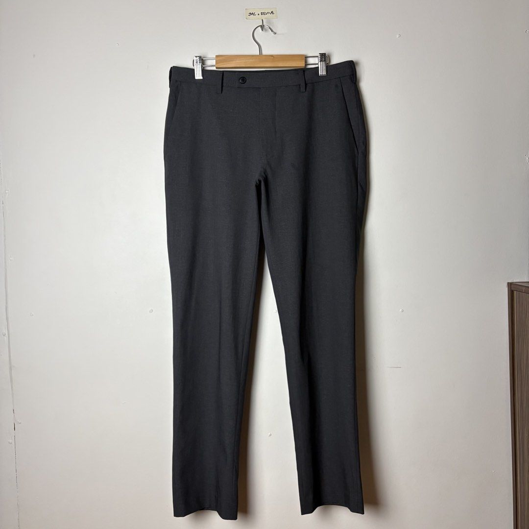 UNIQLO MEN’S Miracle Air Pants (Category: Trousers) located in Cagayan de Oro. Submitted by reviveco (Listing ID 1469720747, Image 1). Description: UNIQLO MEN’S Miracle Air Pants •Good as new condition •Size: 79 CM •Waistline: 31-32 •Length: 40 •Leg opening: 7 •Color rate: 10/10 •Colorway: Dark gray •No issue 🏷️+sf For more information kindly DM me📩 📍Location: Cagayan De Oro City, 9000.