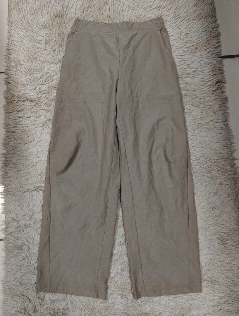Uniqlo Pants (Category: Other Bottoms) located in Mandaluyong City. Submitted by mry.mry (Listing ID 1469749085, Image 2). Description: .