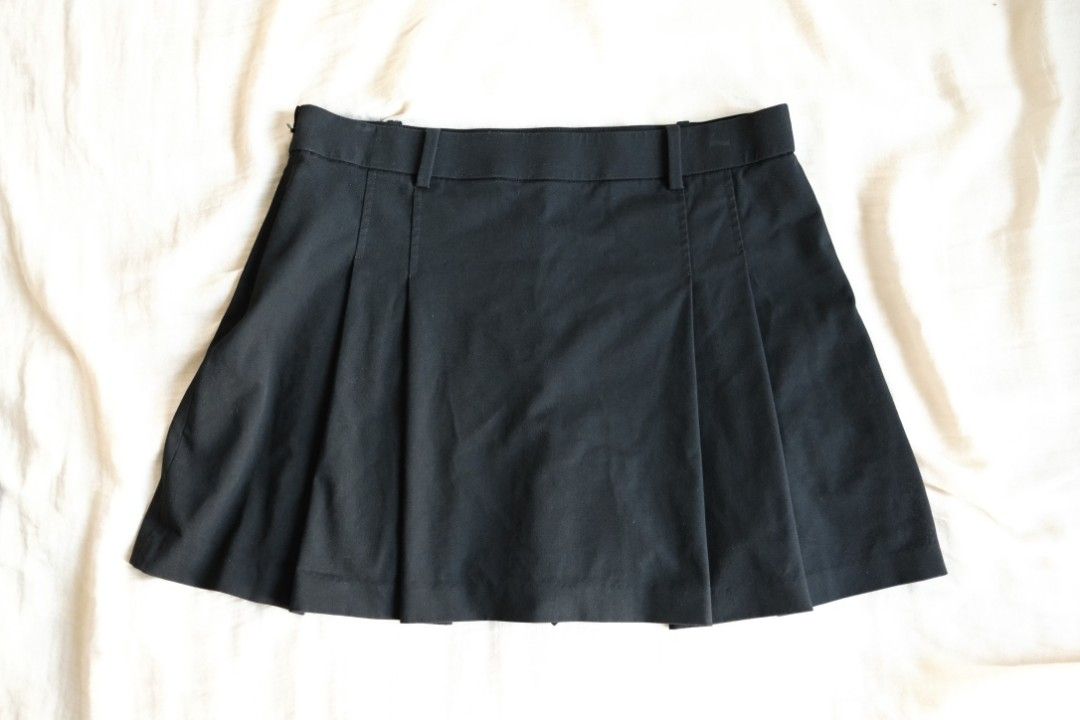 Uniqlo Pleated Skort - Black - L (Category: Skirts) located in Taguig. Submitted by jas_7 (Listing ID 1469687996, Image 3). Description: - Brand: Uniqlo - Color: Black - Size: L (Fits waist 69-75cm, hips 94-100cm according to tag). Check photos for other dimension details - with built in shorts - Very good condition - RFS: not my size anymore Last price as posted.