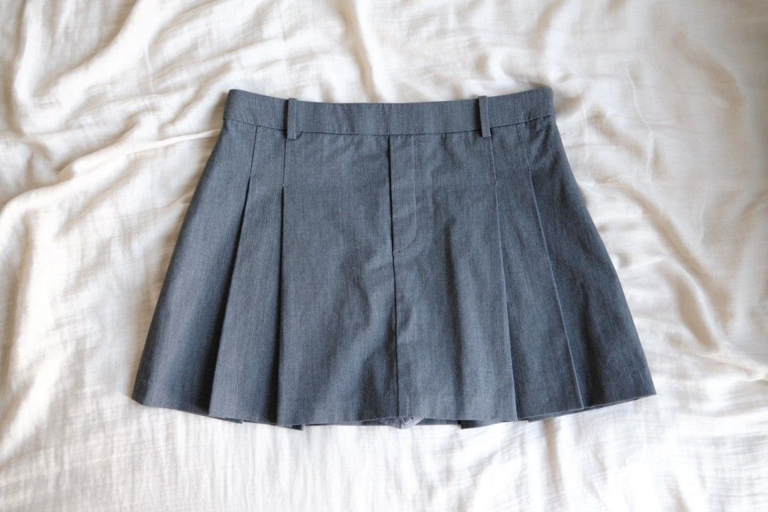Uniqlo Pleated Skort - Gray - L (Category: Skirts) located in Taguig. Submitted by jas_7 (Listing ID 1469687410, Image 2). Description: - Brand: Uniqlo - Color: Gray - Size: L (Fits waist 69-75cm, hips 94-100cm according to tag). Check photos for other dimension details - with built in shorts - Very good condition - RFS: not my size anymore Last price as posted.