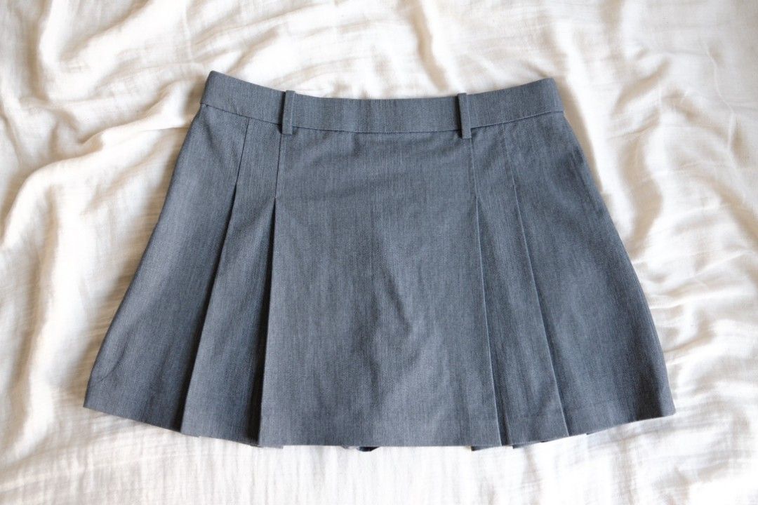 Uniqlo Pleated Skort - Gray - L (Category: Skirts) located in Taguig. Submitted by jas_7 (Listing ID 1469687410, Image 3). Description: - Brand: Uniqlo - Color: Gray - Size: L (Fits waist 69-75cm, hips 94-100cm according to tag). Check photos for other dimension details - with built in shorts - Very good condition - RFS: not my size anymore Last price as posted.