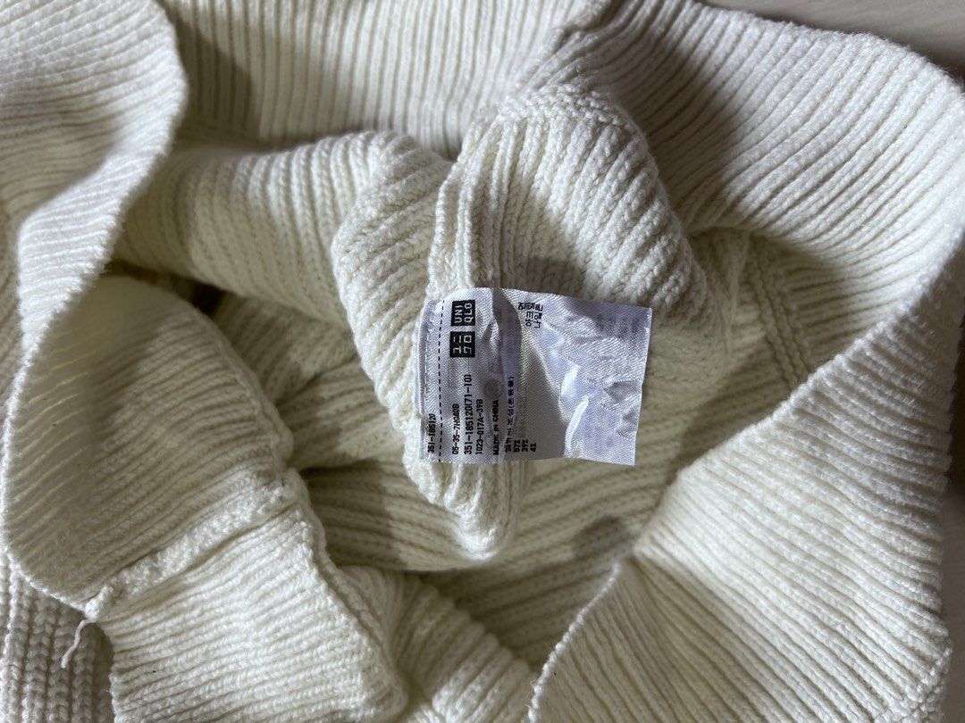Uniqlo Ribbed Crew Neck knitted (Category: Longsleeves) located in Zamboanga. Submitted by safe.haimer (Listing ID 1469684637, Image 3). Description: - Brand: Uniqlo - Item: Crew neck sweater / jumper - Color: Off-white - Size: L - Texture: Chunky ribbed knit all over - Fit: Classic fit with long sleeves - Condition: Excellent, includes fabric care tags - Style: Simple everyday wear.