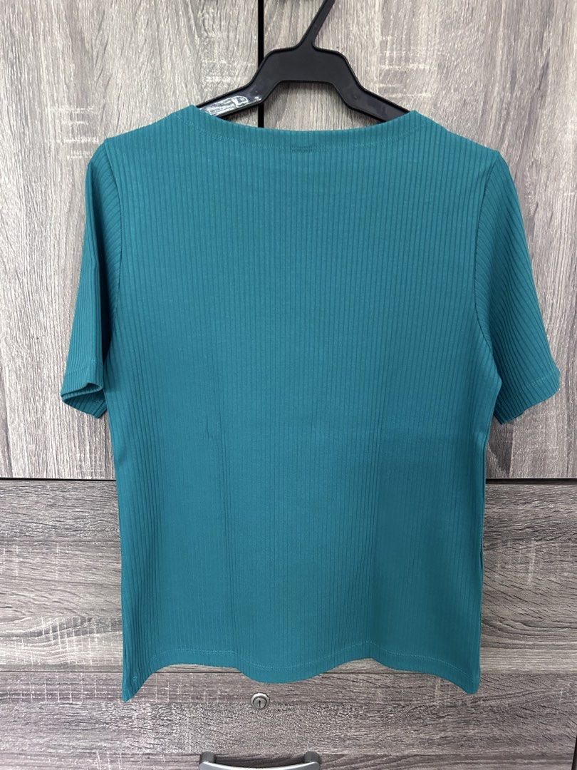 Uniqlo Ribbed Top (Category: Shirts) located in Cainta. Submitted by mimidiva (Listing ID 1469623787, Image 2). Description: Uniqlo Ribbed Top Color - Green Size - Large Cainta Location.