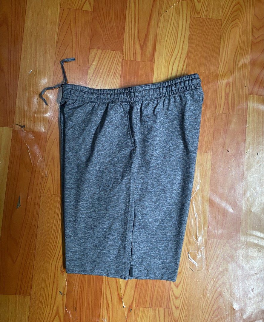 Uniqlo short (Category: Shorts) located in Cebu City. Submitted by jerianix (Listing ID 1469700959, Image 3). Description: Uniqlo short Size medium W32-34 L19 Excellent condition No issues .