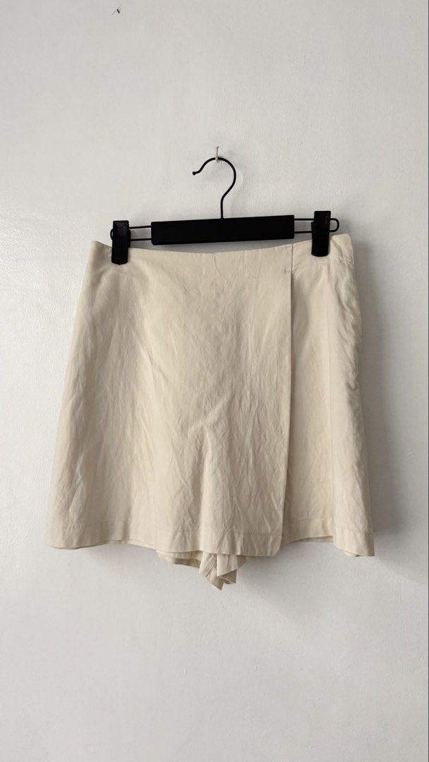 Uniqlo Skort (Category: Shorts) located in Cainta. Submitted by getsometin (Listing ID 1469656409, Image 1). Description: - Color: Neutral beige (easy to match with any top) - Waistband: Comfy elastic at the back - Pockets: Functional side pockets and back pocket detail - Style: Perfect for casual daily outings and effortless styling.