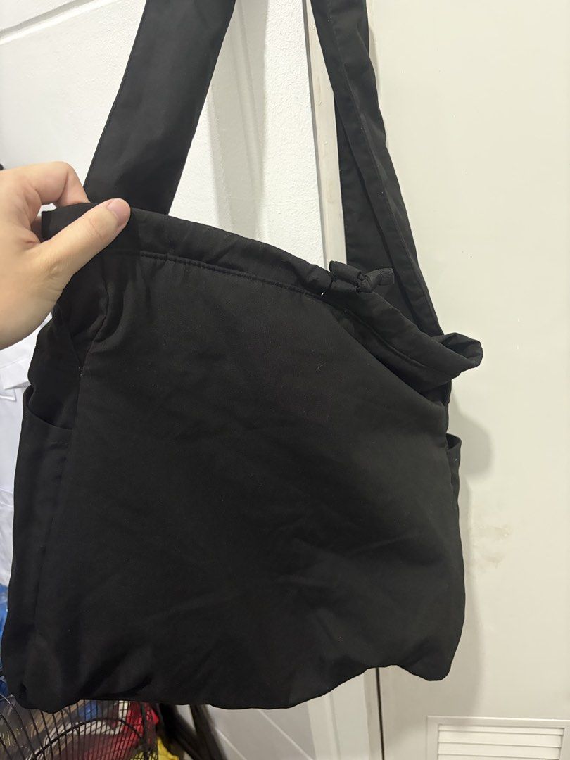Uniqlo Soft Puffy Shoulder Bag (Category: Sling Bags) located in San Fernando. Submitted by rlnnl (Listing ID 1469692569, Image 3). Description: No issues Authentic from Uniqlo.