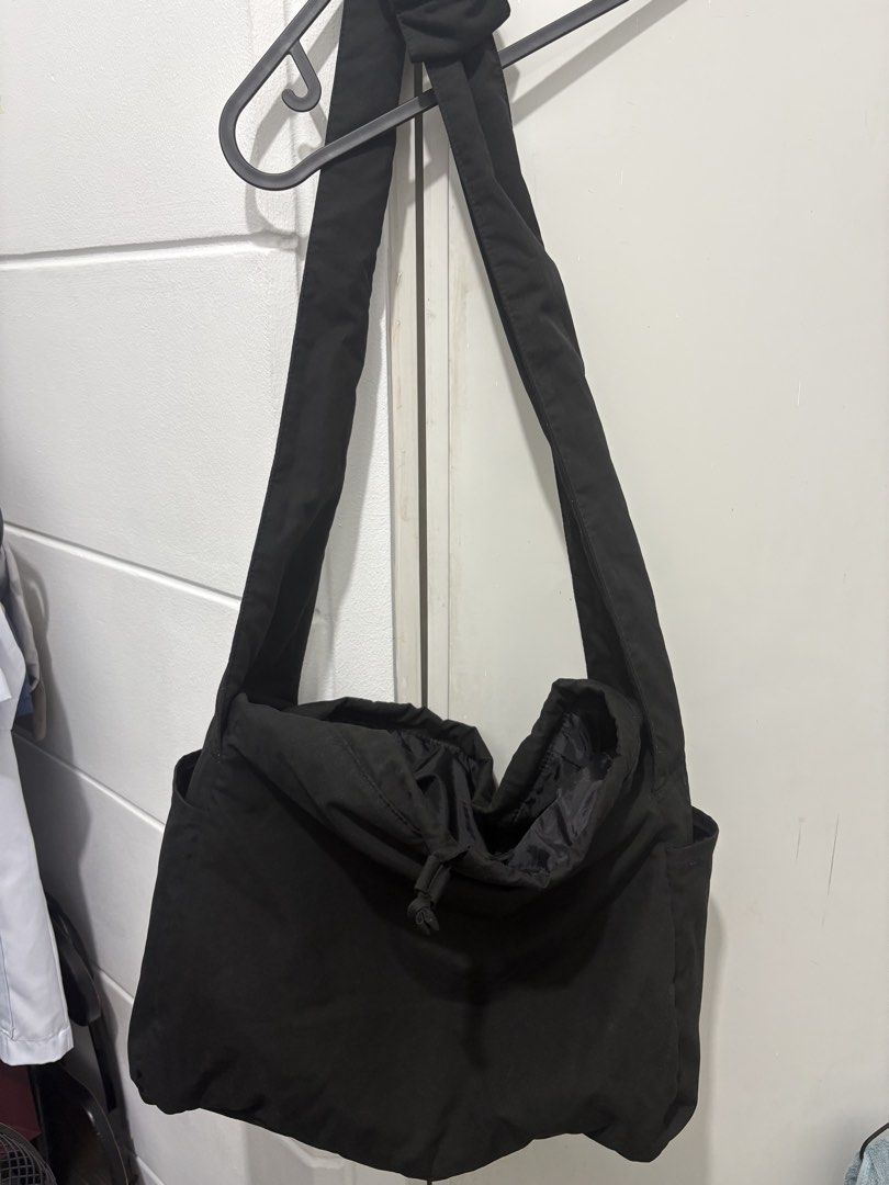 Uniqlo Soft Puffy Shoulder Bag (Category: Sling Bags) located in San Fernando. Submitted by rlnnl (Listing ID 1469692569, Image 1). Description: No issues Authentic from Uniqlo.