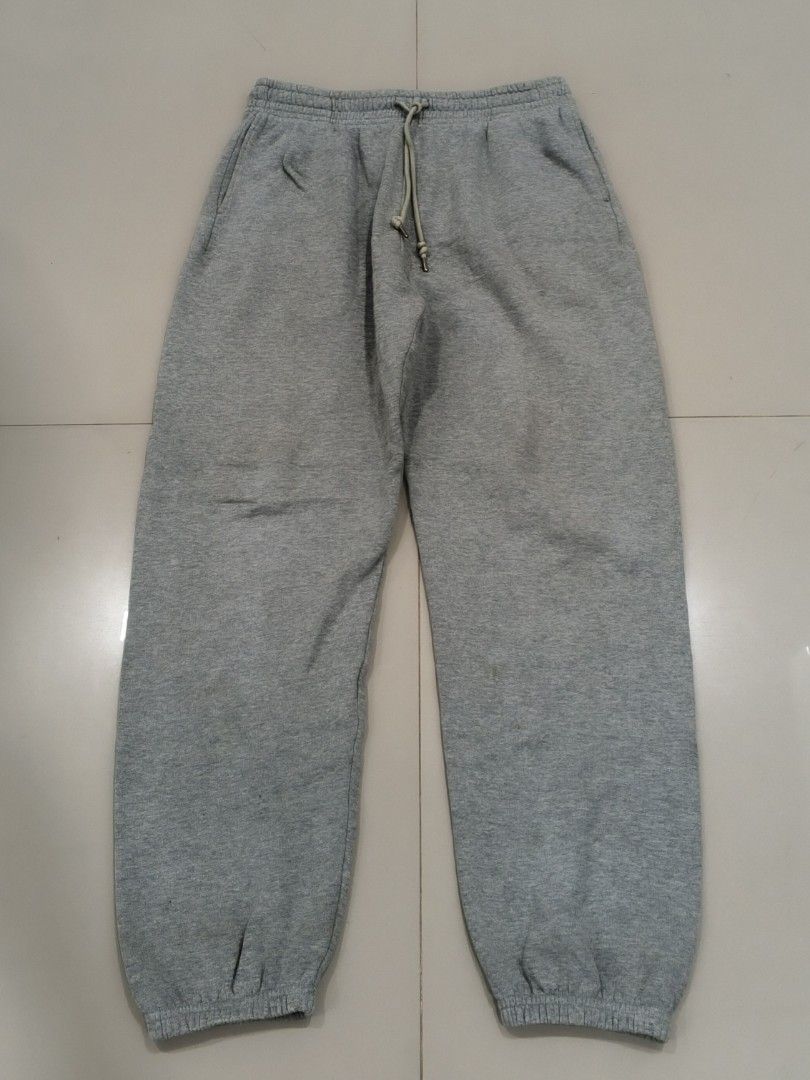 UNIQLO SWEATPANTS COTTON BLEND (Category: Other Bottoms) located in Kabacan. Submitted by thriftedsupremacy11 (Listing ID 1469746660, Image 1). Description: Un!qlo Sweatpants Dimes 29-31 x 37 excellent condition Issue: none.