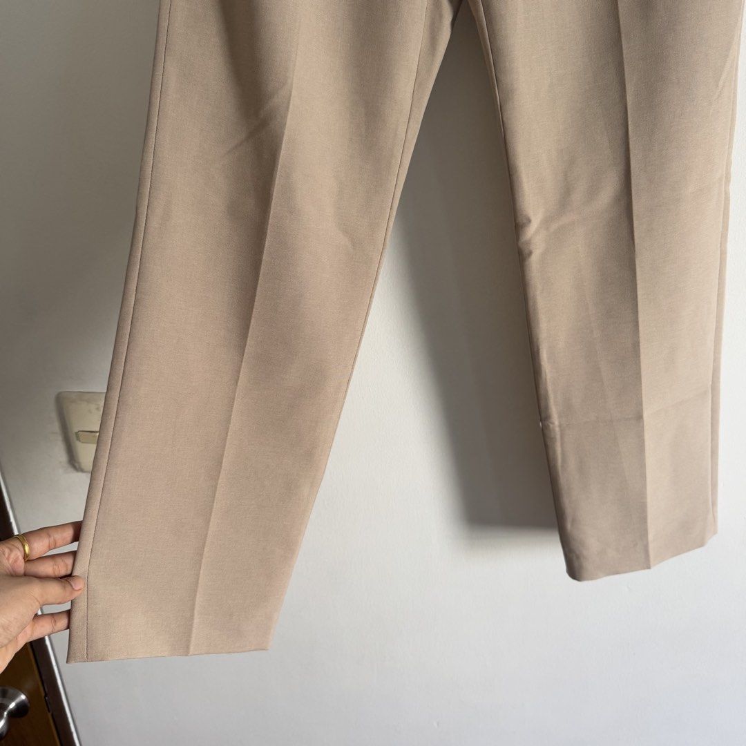 Uniqlo trouser (Category: Jeans) located in Manila. Submitted by apparella.ph (Listing ID 1469632745, Image 3). Description: Selling low, bnwot, washed but never worn Removed tag only. Waist:30 Length:38 ☑️Everything is my Own preloved / BNWT/BNWOT ☑️ not thrifted/Ukay ☑️ malukot sa picture kasi na stock sa cabinet (tinatamad mag plantsa ✌️ ) ☑️Personal items ( usually bought in US/UK/JPN ) every year po ako nag aabroad so expect i don’t sell fak