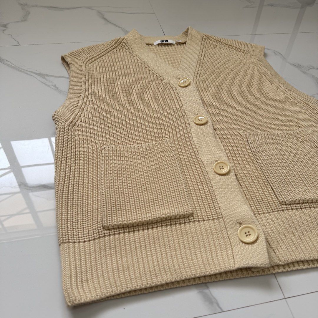 Uniqlo U V-Neck Cardigan (Category: Coats, Jackets and Outerwear) located in Santo Tomas. Submitted by the580closet (Listing ID 1469701097, Image 3). Description: -Size : Medium 18 inches - chest 22.5 inches - length.
