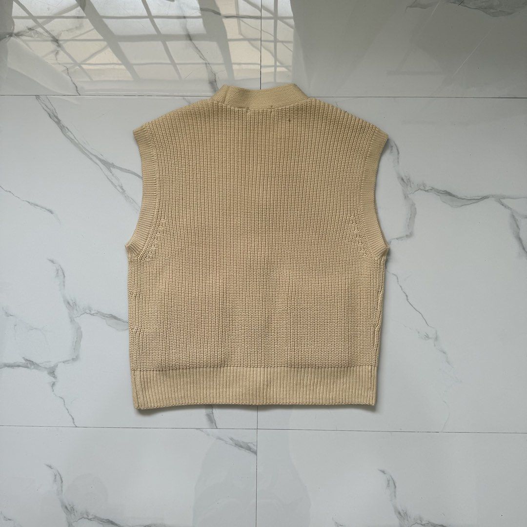 Uniqlo U V-Neck Cardigan (Category: Coats, Jackets and Outerwear) located in Santo Tomas. Submitted by the580closet (Listing ID 1469701097, Image 2). Description: -Size : Medium 18 inches - chest 22.5 inches - length.