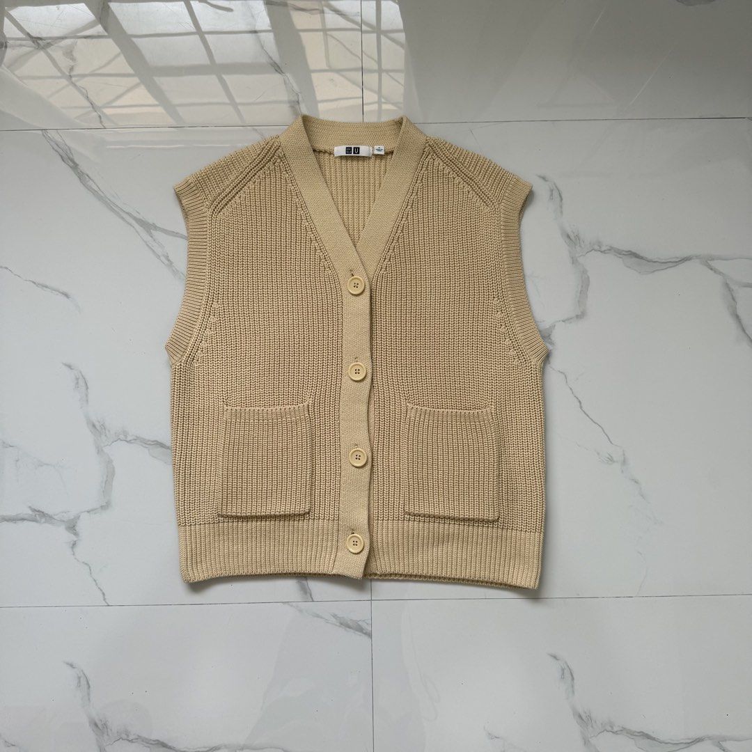 Uniqlo U V-Neck Cardigan (Category: Coats, Jackets and Outerwear) located in Santo Tomas. Submitted by the580closet (Listing ID 1469701097, Image 1). Description: -Size : Medium 18 inches - chest 22.5 inches - length.