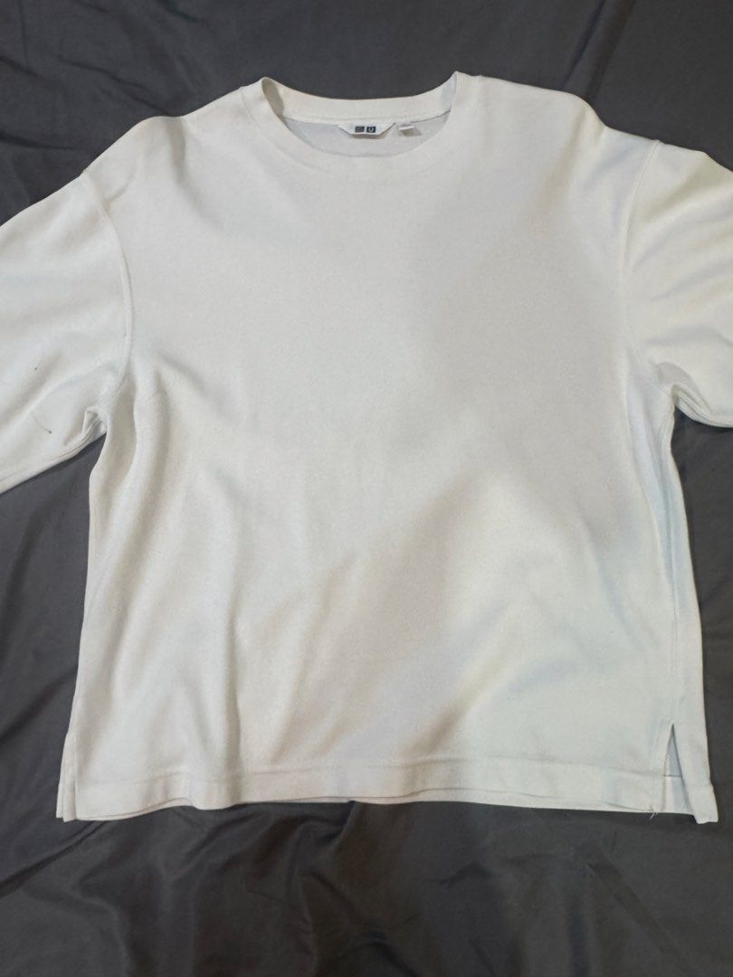 uniqlo white shirt (Category: Shirts) located in Manila. Submitted by angelrotting (Listing ID 1469694383, Image 1). Description: has pen marks.
