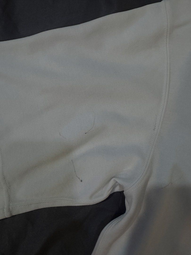 uniqlo white shirt (Category: Shirts) located in Manila. Submitted by angelrotting (Listing ID 1469694383, Image 2). Description: has pen marks.