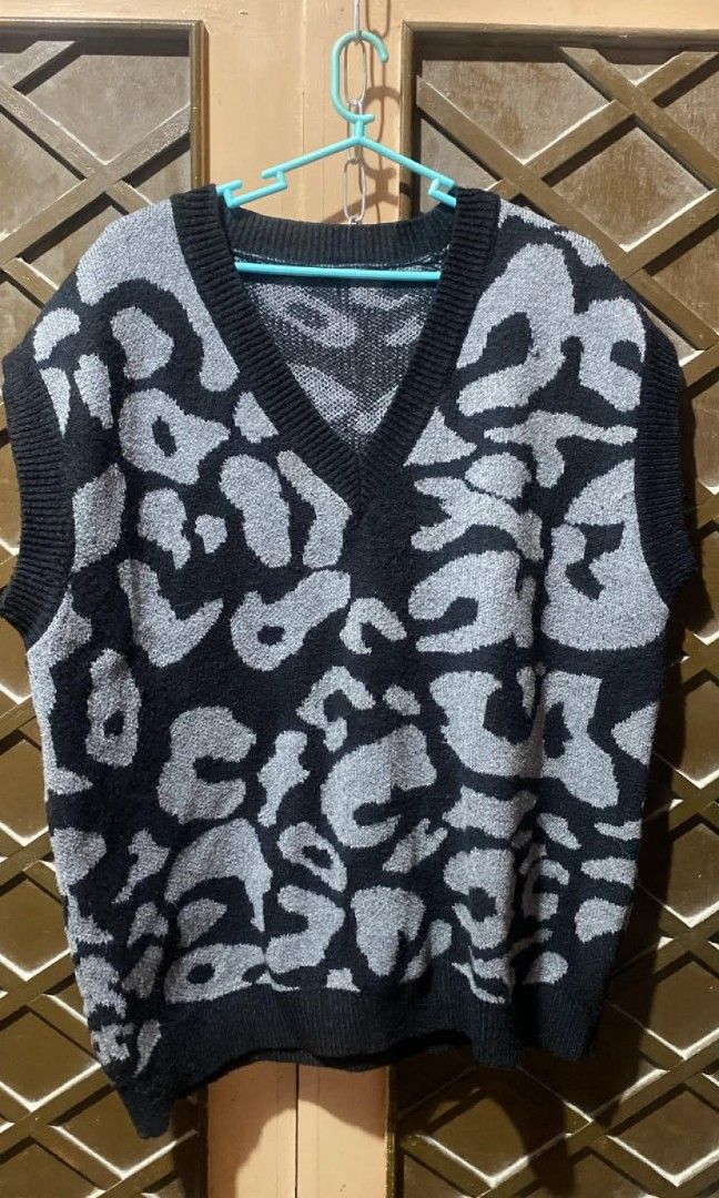 Unisex Oversized Vest (Category: Vests) located in Tarlac. Submitted by jieunieee (Listing ID 1469632265, Image 1). Description: .