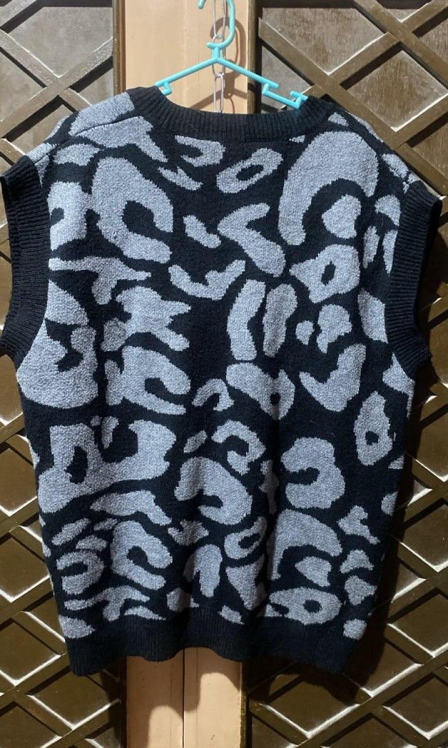 Unisex Oversized Vest (Category: Vests) located in Tarlac. Submitted by jieunieee (Listing ID 1469632265, Image 2). Description: .
